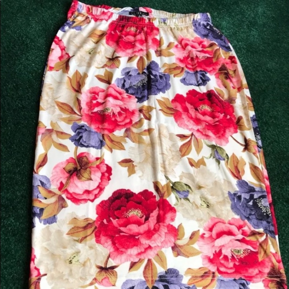 New Stretchy Flowered Skirt
